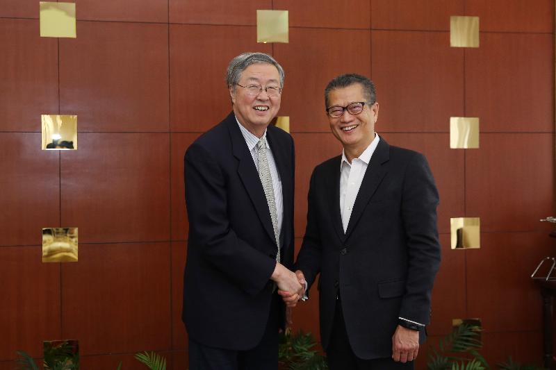 財政司司長陳茂波（右）今日（十一月二十一日）與中國人民銀行行長周小川會面。