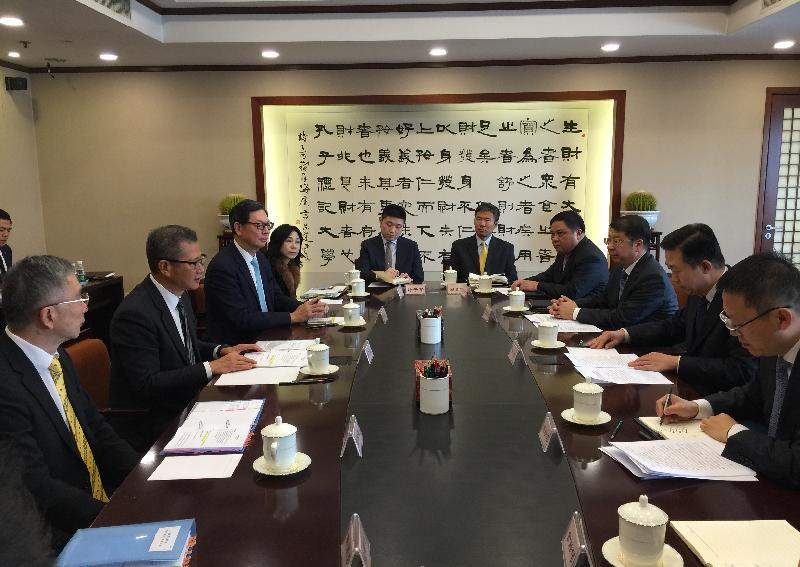 The Financial Secretary, Mr Paul Chan (second left), today (November 21) meets with the Minister of Finance, Mr Xiao Jie (second right). Mr Chan was joined by the Secretary for Financial Services and the Treasury, Mr James Lau (first left), and the Chief Executive of the Hong Kong Monetary Authority, Mr Norman Chan (third left).