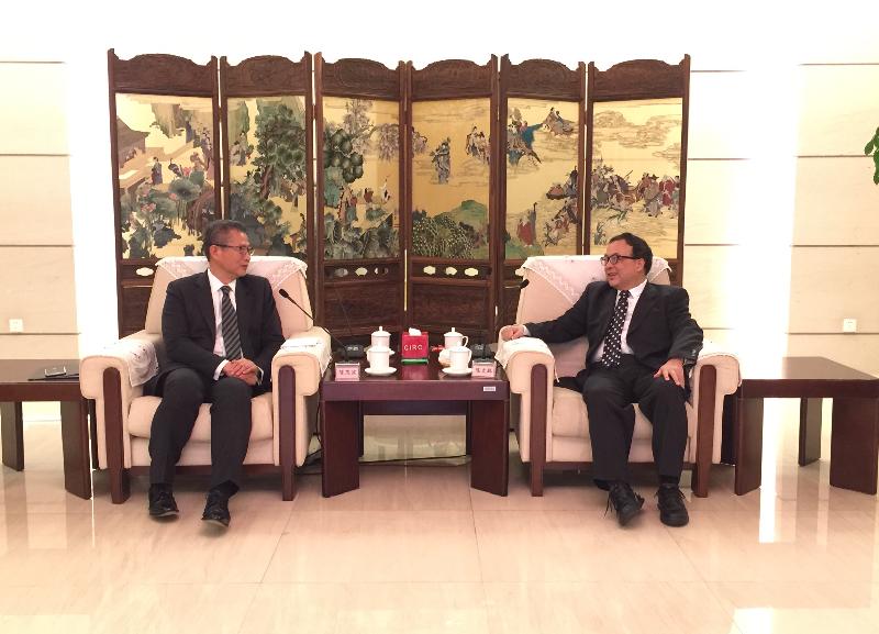 The Financial Secretary, Mr Paul Chan (left), today (November 21) calls on the Vice Chairman of the China Insurance Regulatory Commission, Mr Chen Wenhui.