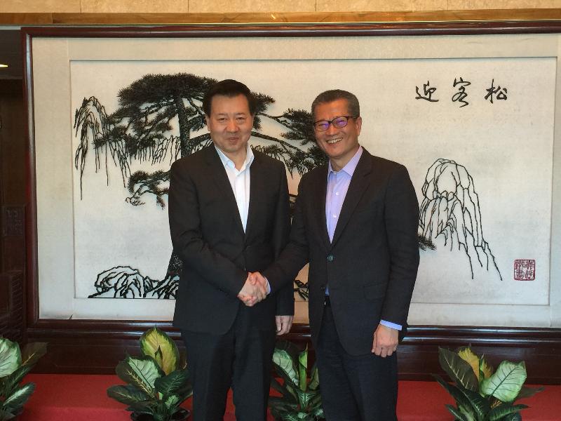 財政司司長陳茂波（右）今日（十一月二十二日）與國務院國有資產監督管理委員會副主任王文斌會面。