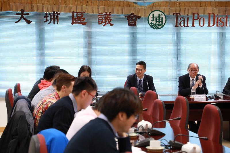 教育局局長楊潤雄（右二）今日（十一月二十三日）到訪大埔區議會，與主席張學明（右一）及其他區議員會面，就地區及社會事務交換意見。