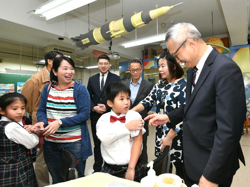 The Under Secretary for Food and Health, Dr Chui Tak-yi (first right), and the Acting School Principal of Alliance Primary School, Whampoa, Ms Murine Leung (second right), today (November 24) accompany pupils receiving vaccination in an outreach activity organised under the Vaccination Subsidy Scheme. 
