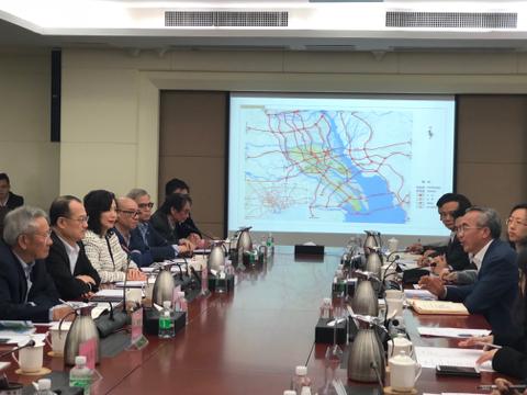 The Small and Medium Enterprises Committee Chairman, Dr Jonathan Choi (second left); the Director-General of Trade and Industry, Ms Salina Yan (third left); and delegates representing Hong Kong small and medium enterprises are pictured during an exchange session with the General Director of the Administration Committee of the Guangzhou Nansha Development Zone (Free Trade Zone), Mr Cai Chaolin (second right), and other Nansha officials today (November 24).