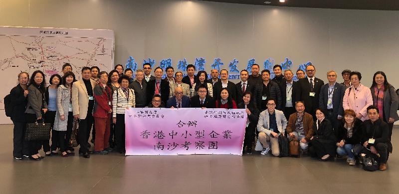 The Small and Medium Enterprises Committee and the Trade and Industry Department of the Hong Kong Special Administrative Region led a Hong Kong small and medium enterprises delegation to Nansha today (November 24). Photo shows the delegation visiting the Nansha Pearl Bay Development Exhibition Center.