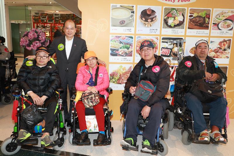 政务司司长张建宗（后排）今日（十一月二十四日）出席路向四肢伤残人士协会「U CAN无限可能」启动礼，并与参加者合照。