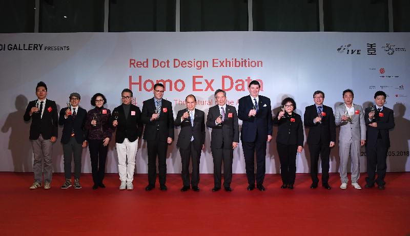 The Chief Secretary for Administration, Mr Matthew Cheung Kin-chung, attended the opening ceremony of the exhibition "Homo Ex Data - The Natural of the Artificial" at the Hong Kong Design Institute this evening (November 24). Mr Cheung (sixth left) is pictured with the Chairman of the Vocational Training Council, Dr Clement Chen (seventh left); the Consul (Administration) of the Consulate General of Germany in Hong Kong, Mr Thomas Walther (fifth left); the Founder and Chief Executive Officer of the Red Dot Design Award, Professor Peter Zec (fifth right); and other guests at the toasting ceremony.
