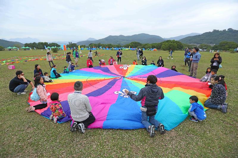 渔农自然护理署及香港童军总会今明两日（十一月二十五及二十六日）在西贡东郊野公园万宜水库西坝举行「绿色亲子大露营」，庆祝郊野公园成立四十周年。图示参加者参与游戏。