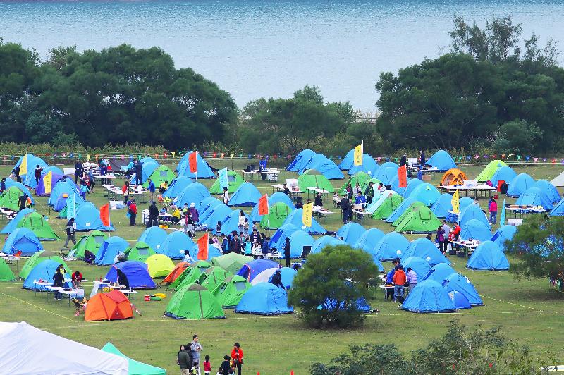 渔农自然护理署及香港童军总会今明两日（十一月二十五及二十六日）在西贡东郊野公园万宜水库西坝举行「绿色亲子大露营」，庆祝郊野公园成立四十周年。图示部分参加者的营帐。
