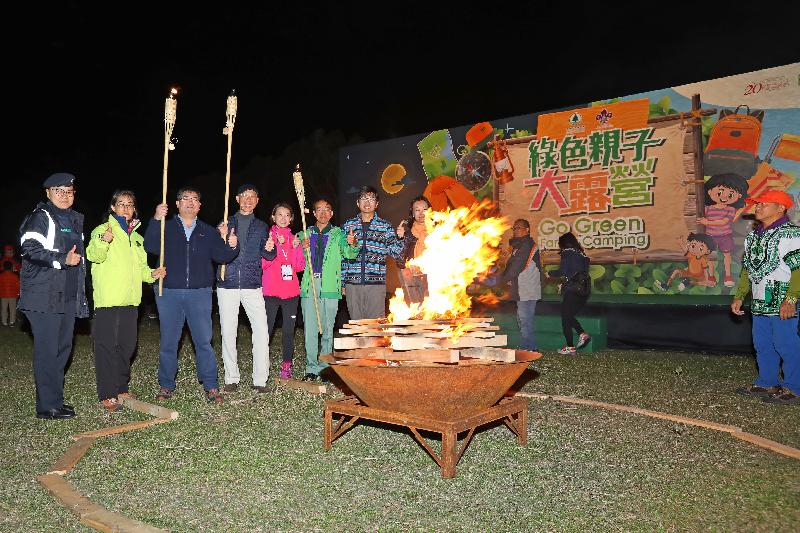 Jointly organised by the Agriculture, Fisheries and Conservation Department and the Scout Association of Hong Kong, Go Green Family Camping is being held today and tomorrow (November 25 to 26) at the West Dam of High Island Reservoir in Sai Kung East Country Park to celebrate the 40th anniversary of the country parks. Photo shows the Secretary for the Environment, Mr Wong Kam-sing (fourth left); the Director of Agriculture, Fisheries and Conservation, Dr Leung Siu-fai (third left); and the Chief Commissioner of the Scout Association of Hong Kong, Mr Ng Ah-ming (sixth left), lighting the campfire to unveil the night show.