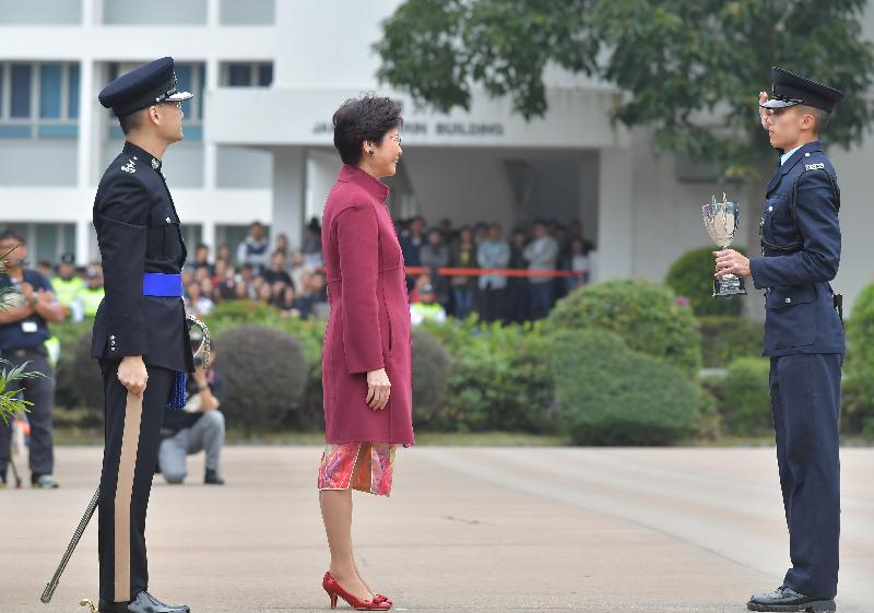 行政長官林鄭月娥（中）今日（十一月二十五日）上午在香港警察學院結業會操上頒發最優秀學員獎。