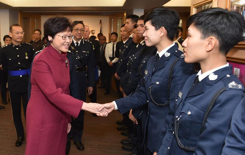 行政长官林郑月娥与警务处处长卢伟聪恭贺结业学员。
