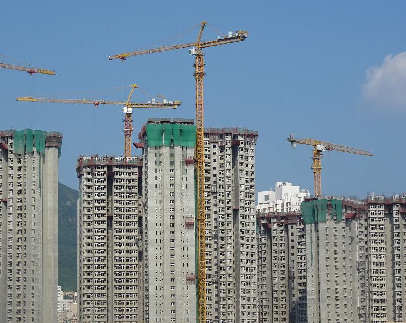 香港房屋委員會十分重視在建築工程中塔式起重機（俗稱天秤）和吊運工作的安全，採取多方面措施提升安全水平。
