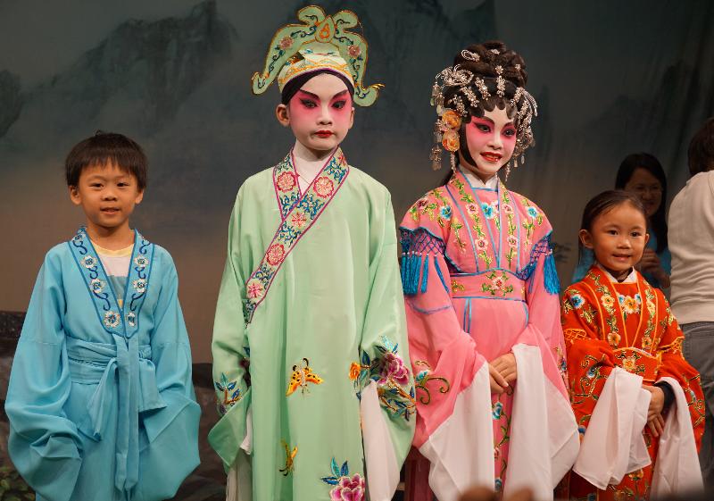 「慶祝香港回歸二十周年──戲棚粵劇齊齊賞」十一月三十日至十二月一日在大圍村南道大圍遊樂場舉行。圖示早前活動的化妝和戲服穿戴環節。

