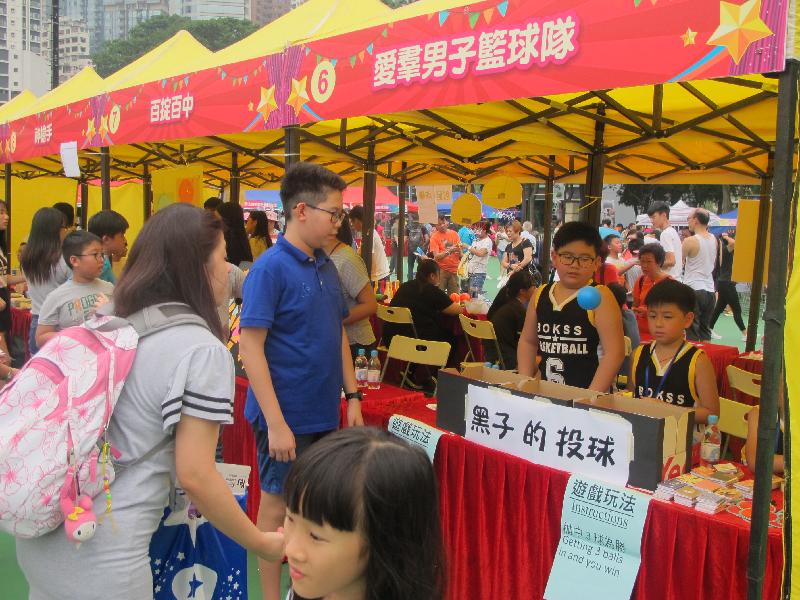 "Jubilation Reigns Everywhere" in Celebration of the 20th Anniversary of Hong Kong's Reunification with the Motherland will be staged at the soccer pitches of Victoria Park on December 3. Photo shows a game booth at an earlier carnival. 