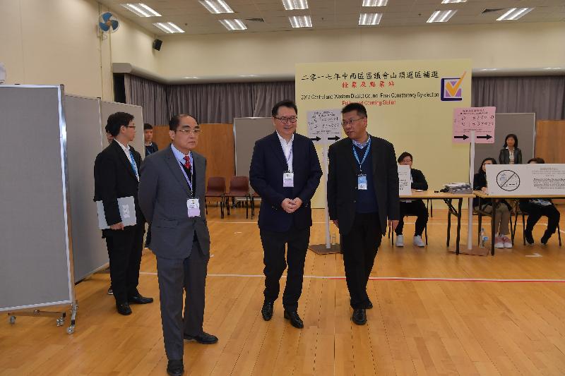 The Electoral Affairs Commission (EAC) Chairman, Mr Justice Barnabas Fung Wah (third left), and EAC member Mr Arthur Luk, SC (second left), visit the polling station at Hong Kong Park Sports Centre this morning (November 26) to observe the operation of the Central and Western District Council Peak Constituency by-election.