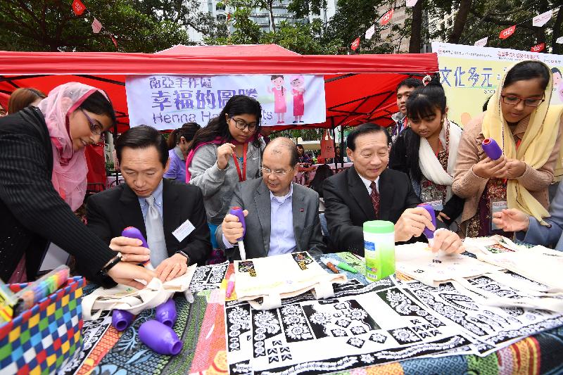 政務司司長張建宗今日（十一月二十六日）出席「滙豐香港社區節2017」開幕典禮。圖示張建宗（左四）參觀展覽。