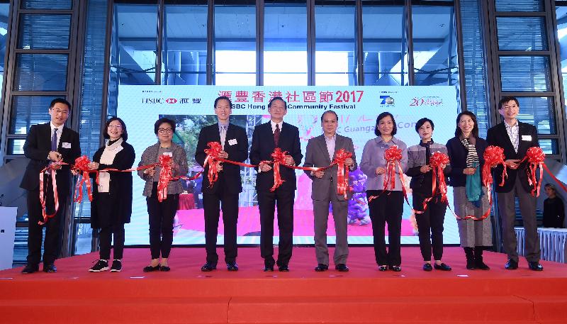 The Chief Secretary for Administration, Mr Matthew Cheung Kin-chung, attended the opening ceremony of the HSBC Hong Kong Community Festival 2017 today (November 26). Picture shows (from left) the Head of Corporate Sustainability of Asia Pacific of the Hongkong and Shanghai Banking Corporation Limited (HSBC), Mr Zhang Huifeng; the Director of Home Affairs, Miss Janice Tse; the non-executive Chairperson of the Hongkong Bank Foundation, Mrs Laura Cha; the Chairperson of the Hong Kong Council of Social Service, Mr Bernard Chan; the Deputy Chairman and Chief Executive of HSBC, Mr Peter Wong; Mr Cheung; the Chief Executive of Greater China of HSBC, Ms Helen Wong; the Chief Executive of Hong Kong of HSBC, Ms Diana Cesar; the Director of Social Welfare, Ms Carol Yip; and the Chief Executive of the Hong Kong Council of Social Service, Mr Chua Hoi-wai, at the ribbon cutting ceremony. 
