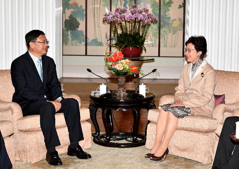 行政长官林郑月娥（右）今日（十一月二十七日）下午在礼宾府与北京市代市长陈吉宁（左）会面。