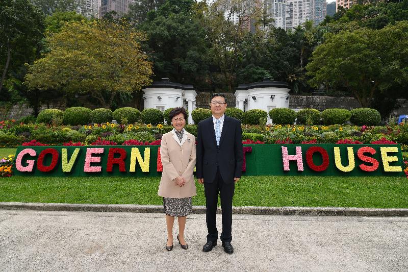 行政长官林郑月娥今日（十一月二十七日）下午在礼宾府与北京市代市长陈吉宁会面。图示林郑月娥（左）与陈吉宁（右）于会面前合照。