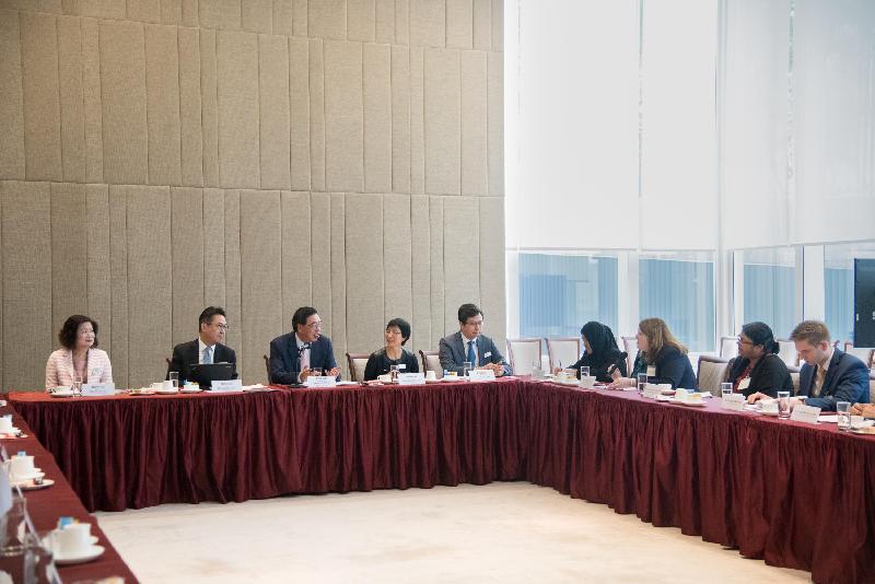 The President of the Legislative Council, Mr Andrew Leung (third left), exchanges views with Consuls-General and Honorary Consuls on issues of mutual concern at a briefing held today (November 27).