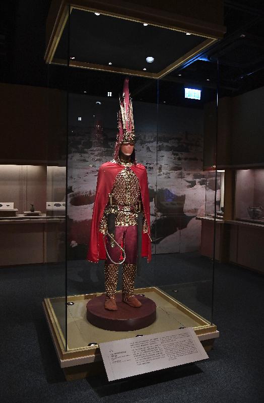 「綿亙萬里——世界遺產絲綢之路」展覽今日（十一月二十八日）於香港歷史博物館開幕。圖為展覽中展示的伊塞克金人服飾和武器的複製品。