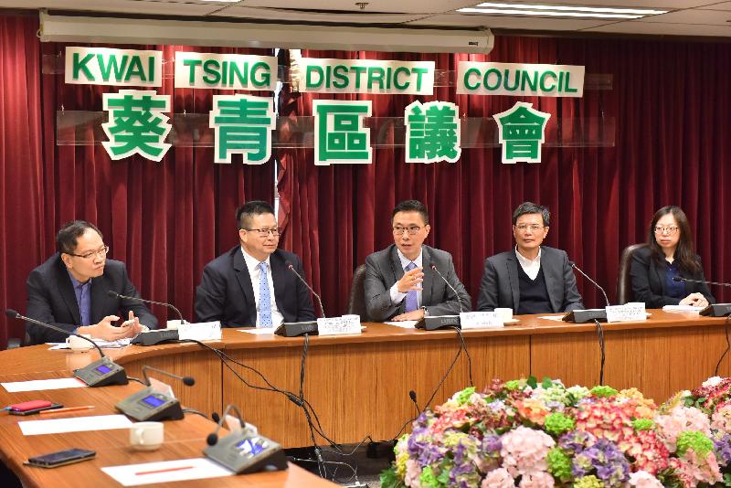 The Secretary for Education, Mr Kevin Yeung (centre), visited Kwai Tsing District this morning (November 28). Accompanied by the District Officer (Kwai Tsing), Mr Alan Lo (first left), Mr Yeung first went to Kwai Tsing District Council to meet with its chairman, Mr Law King-shing (second left), and other members. They exchanged views on various education and district issues.