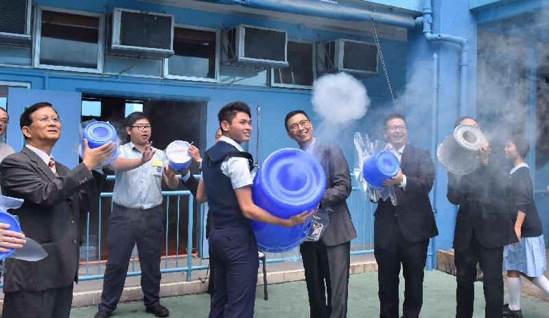 During his visit to the Lutheran School for the Deaf this morning (November 28), the Secretary for Education, Mr Kevin Yeung (third right), participates in an air cannon experiment by students.
