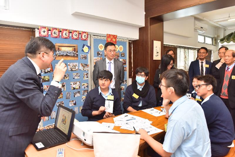 教育局局長楊潤雄（左三）今日（十一月二十八日）上午探訪路德會啟聾學校，參觀校內的中華文化教學資源室。

