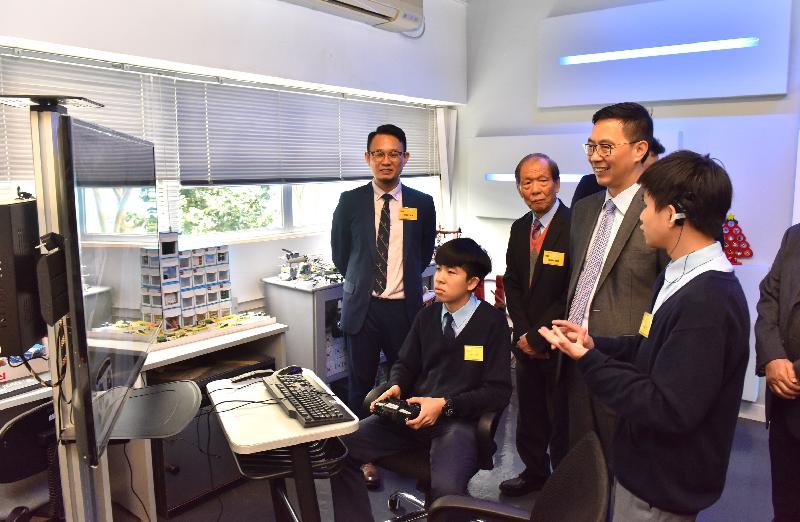 教育局局長楊潤雄（右二）今日（十一月二十八日）上午探訪路德會啟聾學校，參觀學生利用電腦學習操控模擬航拍機。
