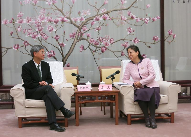 勞工及福利局局長羅致光博士今日（十一月二十八日）展開北京訪問行程。圖示羅致光博士（左）與中華全國婦女聯合會副主席夏杰會面，就促進婦女福祉和權益的政策工作交流。