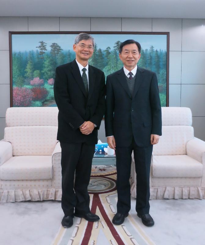 The Secretary for Labour and Welfare, Dr Law Chi-kwong, commenced his visit programme in Beijing today (November 28). Picture shows Dr Law (left) meeting with the Minister of Civil Affairs, Mr Huang Shuxian. They exchanged views on issues including improving people's livelihood, social welfare and the tackle of challenges arising from an ageing population.
