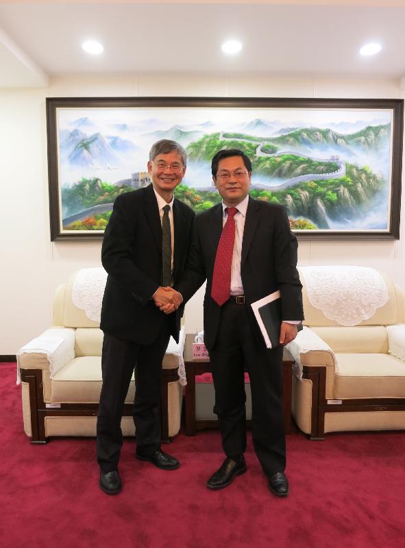 The Secretary for Labour and Welfare, Dr Law Chi-kwong, commenced his visit programme in Beijing today (November 28). Picture shows Dr Law (left) meeting with the Deputy Director of the State Administration of Work Safety, Mr Sun Huashan. They exchanged views on the regulatory work of occupational safety and health.