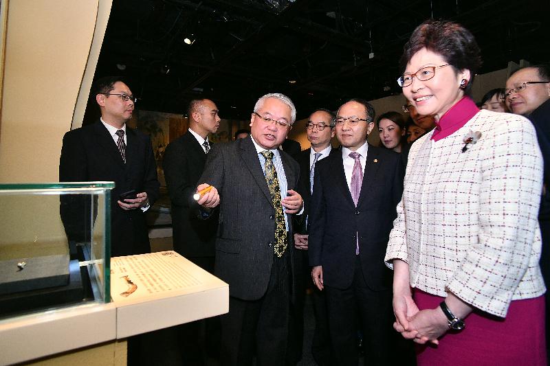 行政長官林鄭月娥今日（十一月二十八日）出席「綿亙萬里－－世界遺產絲綢之路」展覽開幕典禮。圖示林鄭月娥（右一）參觀展覽。