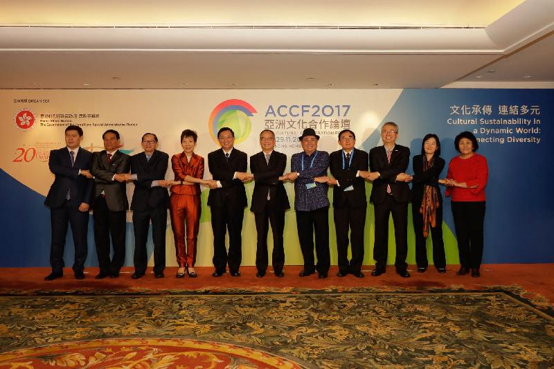 民政事務局局長劉江華（中）今日（十一月二十八日）出席第十屆亞洲文化合作論壇亞洲文化部長座談會，與來自十個國家的文化部長和高層官員合照。