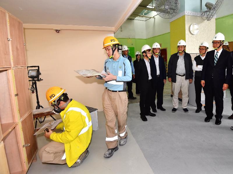The Financial Secretary, Mr Paul Chan (first right), today (November 29) visits the Construction Industry Council (CIC) Sheung Shui Training Centre and views trainees in a course. Also joining the visit are the Chairman of the North District Council (NDC), Mr So Sai-chi (third right); the District Officer (North), Mr Chong Wing-wun (fifth right); and the Chairman of the CIC, Mr Chan Ka-kui (second right).