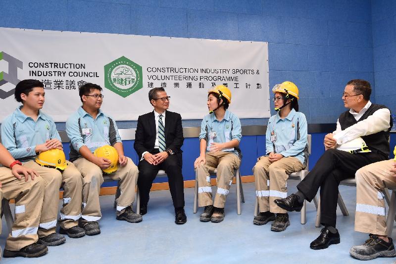 The Financial Secretary, Mr Paul Chan (third left), today (November 29) visits the Construction Industry Council (CIC) Sheung Shui Training Centre and chats with trainees. He is accompanied by the Chairman of the CIC, Mr Chan Ka-kui (first right).