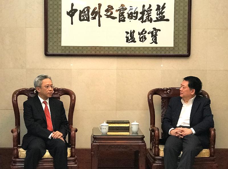 The Secretary for the Civil Service, Mr Joshua Law (left), today (November 29) visits China Foreign Affairs University and meets with the President, Professor Qin Yaqing (right).
