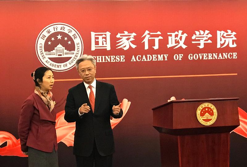 The Secretary for the Civil Service, Mr Joshua Law (right), today (November 29) calls on the Chinese Academy of Governance and tours the Academy's Hong Kong and Macao Training Center.