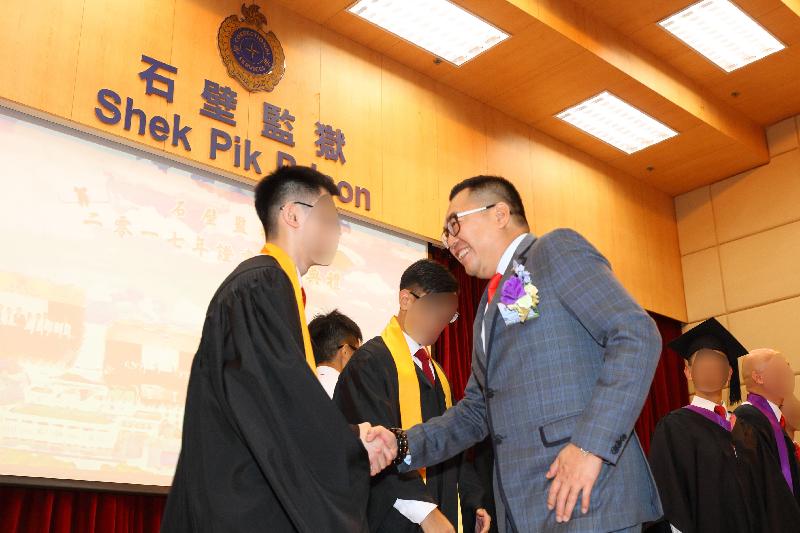 A total of 107 persons in custody at Shek Pik Prison were presented with certificates in recognition of their academic achievements at a ceremony today (November 29). Photo shows the Chairman of the Tung Wah Group of Hospitals, Dr Lee Yuk-lun (front row, first right), congratulating persons in custody who received certificates.