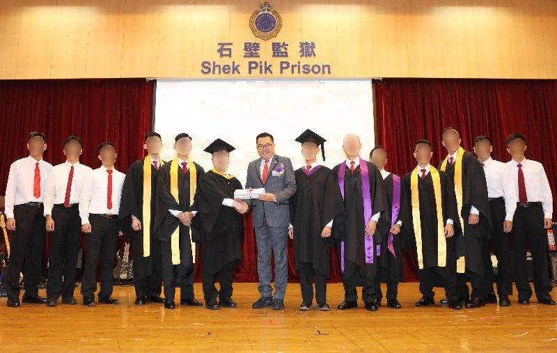 A total of 107 persons in custody at Shek Pik Prison were presented with certificates in recognition of their academic achievements at a ceremony today (November 29). Photo shows the Chairman of the Tung Wah Group of Hospitals, Dr Lee Yuk-lun (eighth right), presenting certificates to persons in custody.
