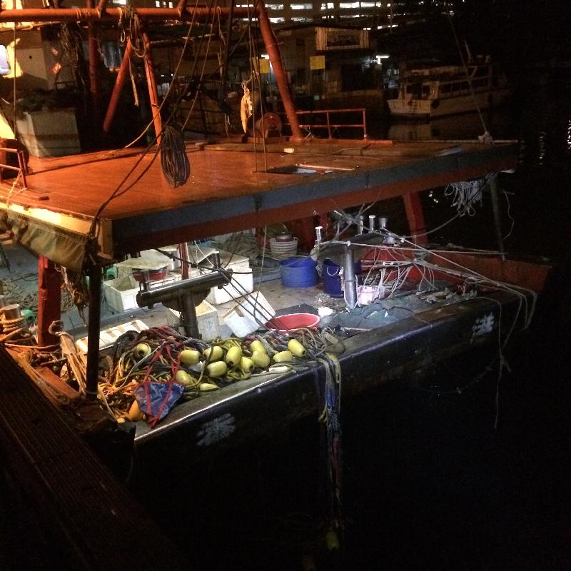漁農自然護理署與水警昨晚（十一月二十八日）在香港南面水域進行打擊非法捕魚的聯合行動，利用截船器截獲一艘涉嫌非法拖網捕魚的漁船。圖示該艘懷疑非法拖網捕魚的蝦拖漁船。