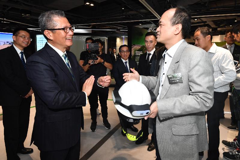 財政司司長陳茂波今日（十一月二十九日）出席建造業創新及科技應用中心開幕典禮。圖示陳茂波（左）在開幕典禮前參觀展覽。