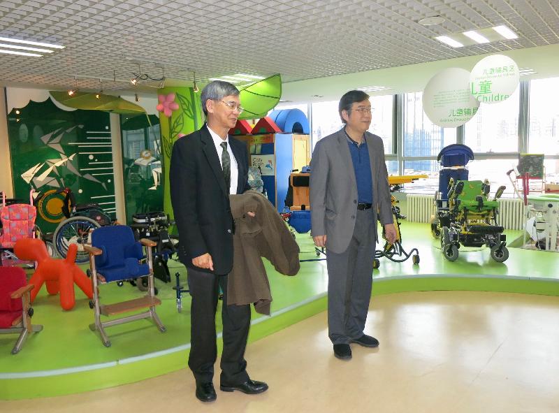 劳工及福利局局长罗致光博士今日（十一月二十九日）在北京进行第二日访问行程。图示罗致光博士（左）参观中国残疾辅助器具中心。