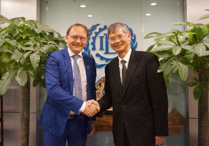 The Secretary for Labour and Welfare, Dr Law Chi-kwong, conducted his second-day visit programme in Beijing today (November 29). Photo shows Dr Law (right) meeting with the Director of the International Labour Organisation - Beijing Office, Mr Tim De Meyer. They exchanged views on the latest developments of a range of labour issues in Hong Kong and the global trend in the labour arena.