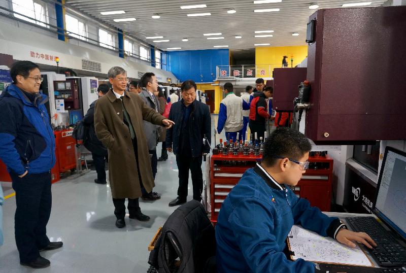 The Secretary for Labour and Welfare, Dr Law Chi-kwong, conducted his second-day visit programme in Beijing today (November 29). Photo shows Dr Law (second left) touring around the teaching facilities at Beijing Industrial Technician College.
