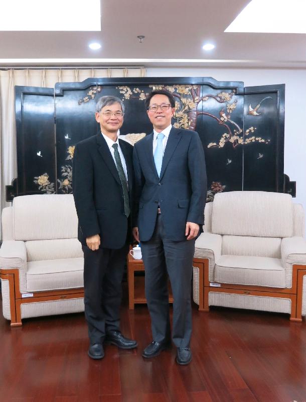 The Secretary for Labour and Welfare, Dr Law Chi-kwong, conducted his second-day visit programme in Beijing today (November 29). Photo shows Dr Law (left) meeting with the Director of the Hong Kong and Macao Affairs Office of the State Council, Mr Zhang Xiaoming. Dr Law briefed him on the latest developments of various labour and welfare policies in the Hong Kong Special Administrative Region.