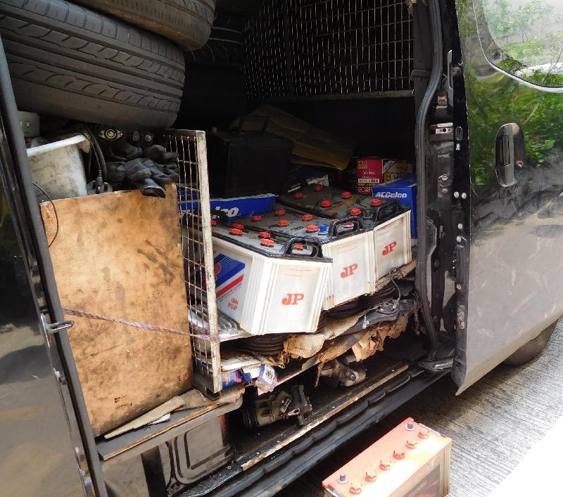 環境保護署於今年五月的執法行動中，在一輛客貨車檢獲十多個廢鉛酸電池。