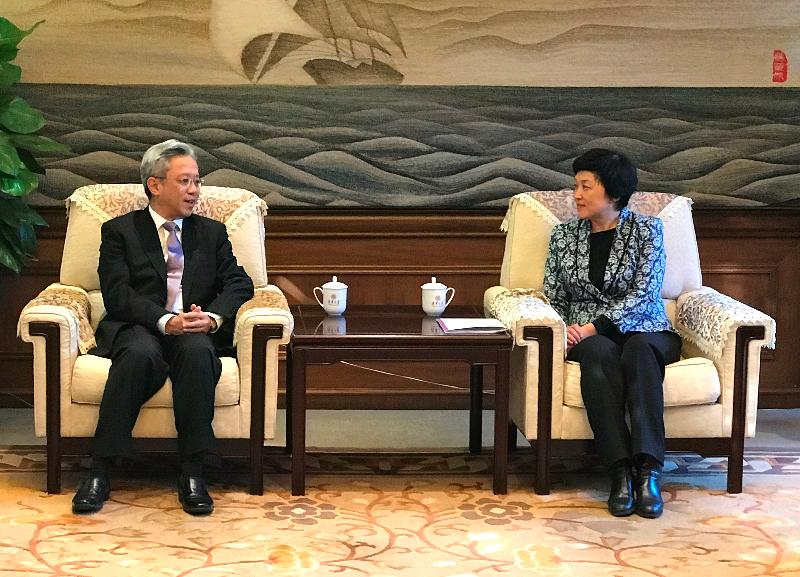 公务员事务局局长罗智光（左）今日（十一月三十日）拜访清华大学，与校务委员会主任陈旭教授会面。