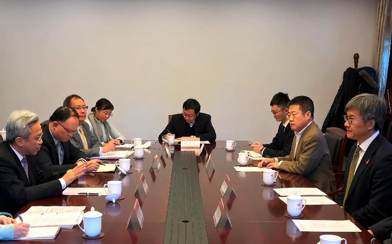 公務員事務局局長羅智光（左一）今日（十一月三十日）拜訪北京大學，與副校長王博教授（右一）會面。