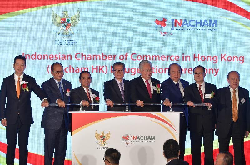The Financial Secretary, Mr Paul Chan (fourth left), is pictured with the Minister of Trade of Indonesia, Mr Enggartiasto Lukita (fourth right); the Consul General of Indonesia in Hong Kong, Mr Tri Tharyat (third left); the President of the Indonesian Chamber of Commerce in Hong Kong, Mr James Hartono (first left); and other guests at the Indonesian Chamber of Commerce in Hong Kong Inauguration Ceremony today (November 30).
